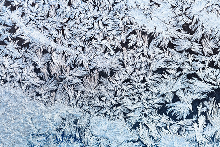 冬季背景冷冻窗口上的雪花和霜图片