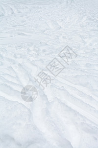 冬季积雪中的轨和人行道图片