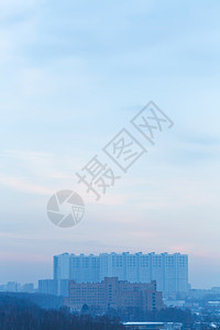 寒冬之夜清蓝的天空笼罩着城市住宅背景图片