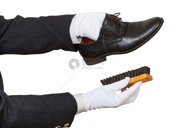 白手套用色背景隔绝的刷子清洗黑鞋图片