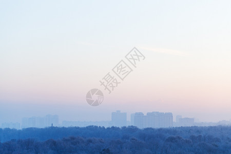 寒冷的冬日出城市上空的蓝色和粉红天空图片