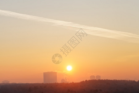 寒冬清晨在城市上空升起橙色日出天空图片