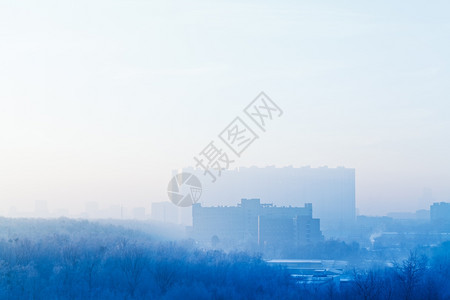 寒冬清晨蓝色日出天空在城市上升起图片