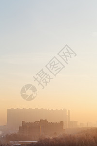 寒冬清晨城市住宅上空的黄蓝日出和天空背景图片