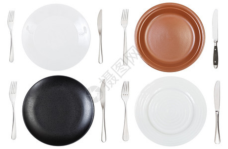 白色背景上隔着叉子和刀的空餐盘视图图片