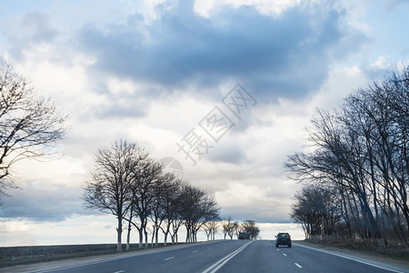 春傍晚在高速公路上白雨云图片
