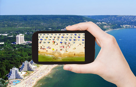 旅行概念在保加利亚移动工具上拍摄Albena沙滩照片的游客图片