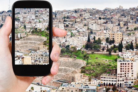 旅行概念约旦安曼市用移动工具拍摄照片的游客图片