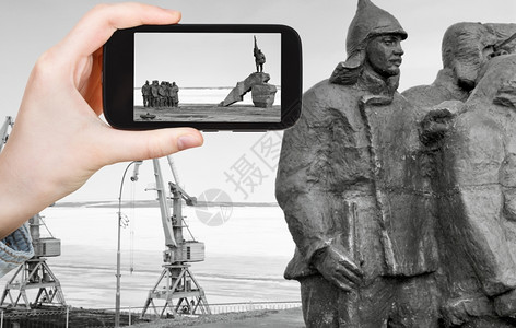 旅行概念俄罗斯阿纳迪尔Chukottka第一纪念革命委员会Revcom在移动工具上拍摄照片的游客背景图片