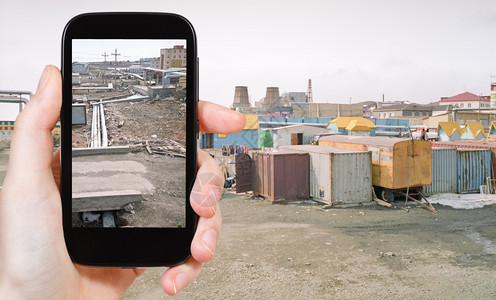 旅行概念在俄罗斯楚科特卡的阿纳迪尔镇移动小工具上拍摄街头市场和管道的相片旅游背景图片