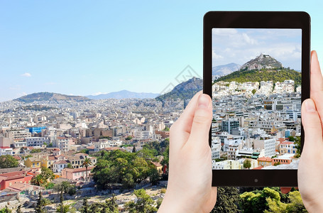 旅行概念在希腊移动工具上拍摄雅典市景照片的游客图片