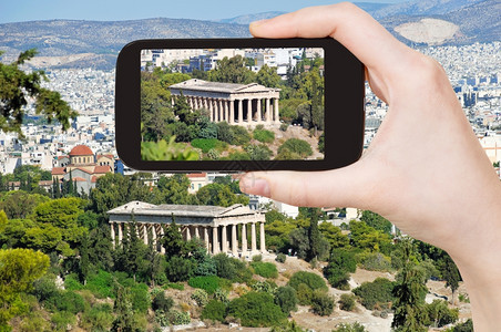 旅行概念希腊雅典在移动小工具上拍摄雅典寺庙照片的游客图片