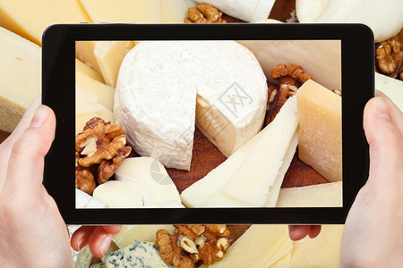 摄影食品照片概念旅游者拍摄移动工具上木板各种奶酪的照片法国图片