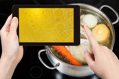拍摄食物照片概念旅游者在移动工具上拍摄鸡汤烧烤照片图片
