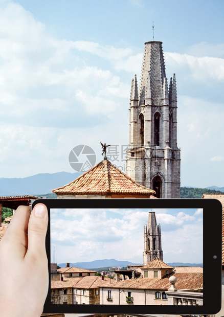 旅行概念旅游用移动工具拍摄SantFeliuCollegiate教堂合影图片