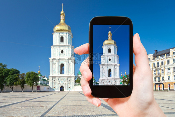 旅行概念乌克兰基辅圣索菲亚大教堂贝尔塔在移动工具上拍摄照片的游客图片