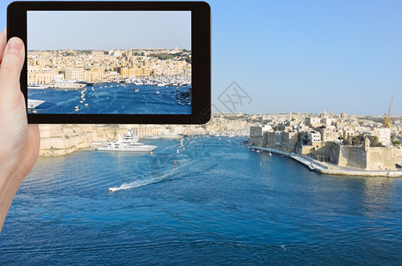 旅行概念在马耳他瓦莱塔市夏日用移动工具拍摄天线照片的旅游者图片