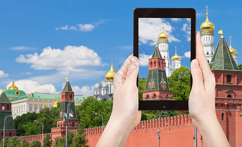 旅行概念俄罗斯莫科克里姆林宫长城和大教堂在移动工具上拍摄照片的游客图片