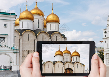 旅行概念在俄罗斯莫科克里姆林宫的移动小工具上拍摄图片