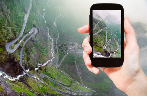旅行概念旅游用移动工具拍摄挪威TrollstigenTrollsPathrops蛇纹山路照片图片