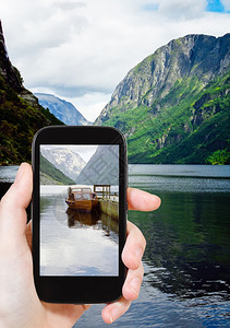 旅行概念旅游者用移动工具拍摄挪威的fjordfjord照片图片