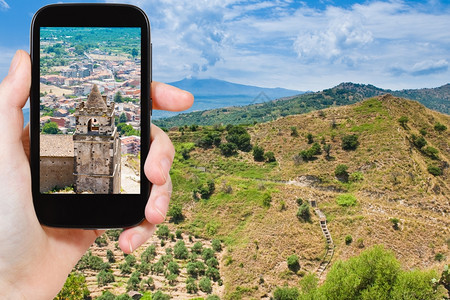 旅行概念在意大利西里Etna斜坡上移动工具拍摄卡拉塔比亚诺镇照片的游客图片