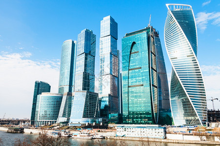 莫斯科市商业区塔在阳光明媚的春天图片