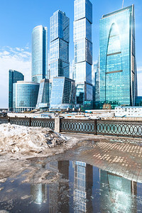 纵观莫斯科市和融化的雪坑图片