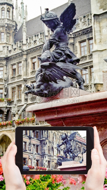 旅行概念游客在德国慕尼黑马里安广场玛的丽列马里索莱智能手机上拍摄雕塑图片