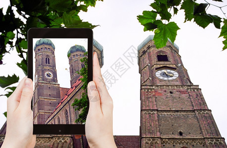 旅行概念游客用智能手机拍摄德国慕尼黑的两座Frauenkirche大教堂图片