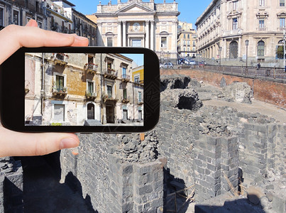 旅行概念游客用智能手机拍摄意大利西里卡塔尼亚市中心城住宅的外表图片