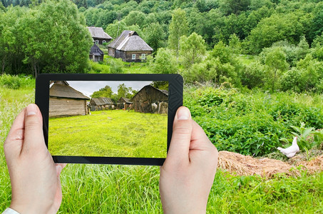 旅行概念旅游者在斯摩伦克地区俄罗村庄智能手机的农户家庭拍摄后院照片图片