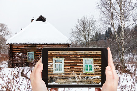 旅游概念旅游者在俄罗斯智能手机上拍摄冬季古老的建筑墙壁图片