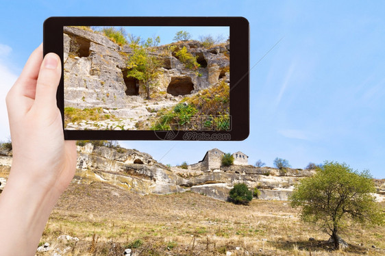 旅游概念客用智能手机拍摄克里米亚马姆德雷峡谷山上的中世纪小镇chufutkalechufutkale图片