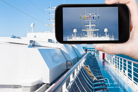 旅行概念游客在智能电话轮导航天线上拍摄欧洲图片