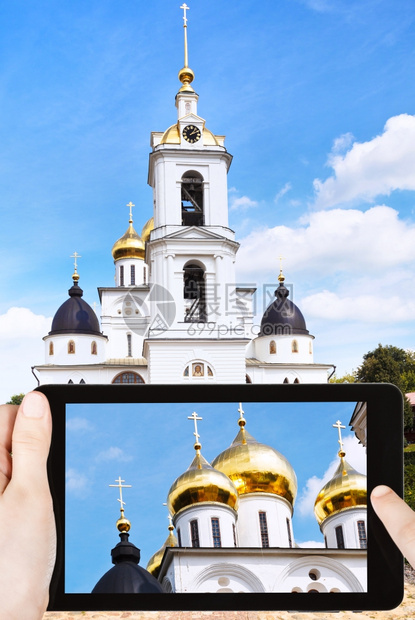 旅行概念游客用智能手机拍摄俄罗斯德米特夫克里姆林宫的托尔米特大教堂图片