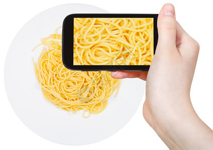 照片拍摄食物概念旅游者拍摄意大利面饼在智能手机上拍摄的盘子照片意大利图片