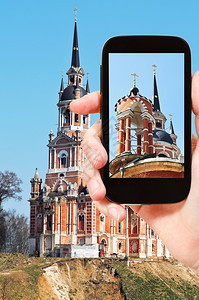 旅行概念游客用智能手机拍摄莫斯科雷戈因市扎伊斯克里姆林宫新尼科斯基大教堂的照片图片