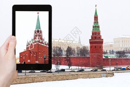 旅游概念客拍摄莫斯科的雪景克里姆林宫在冬季下雪日智能手机上看到克里姆林宫图片