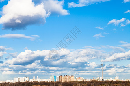在莫斯科城市的蓝春空白云中图片