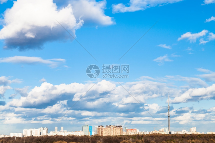 在莫斯科城市的蓝春空白云中图片