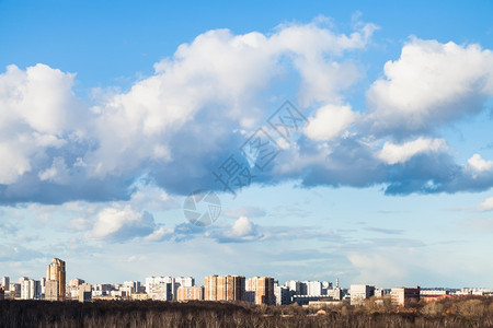 在城市的蓝春空云中图片