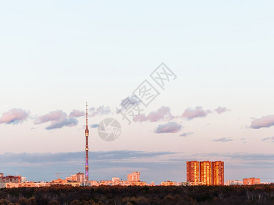 莫斯科粉红春天日落的电视塔和城市背景图片