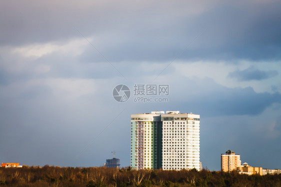 在春天下雨之前城市房屋上空的灰色乌云图片