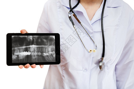 在白色背景隔离的屏幕上持有带牙用X光照片的人类下巴的护士Pc图片