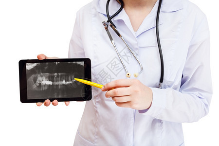 在平板电脑上的护士点带有牙科X光照片显示白背景隔离的屏幕上人类下巴图片