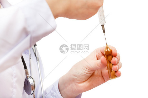 护士填充来自小瓶的注射器孤立在白色背景上图片