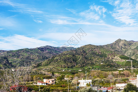 春天在意大利西里的绿色山丘Gagggi镇郊区图片