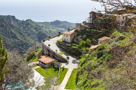 意大利西里山村Savoca和海平线的Savoca山村的房屋背景图片