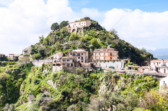 Capuchins意大利西里Savoca镇Calvario山顶上的修道院和房屋图片